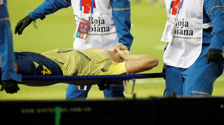 Santiago Arias es retirado de la cancha, después de lesionarse en el partido entre Colombia y Venezuela, el 9 de octubre de 2020.