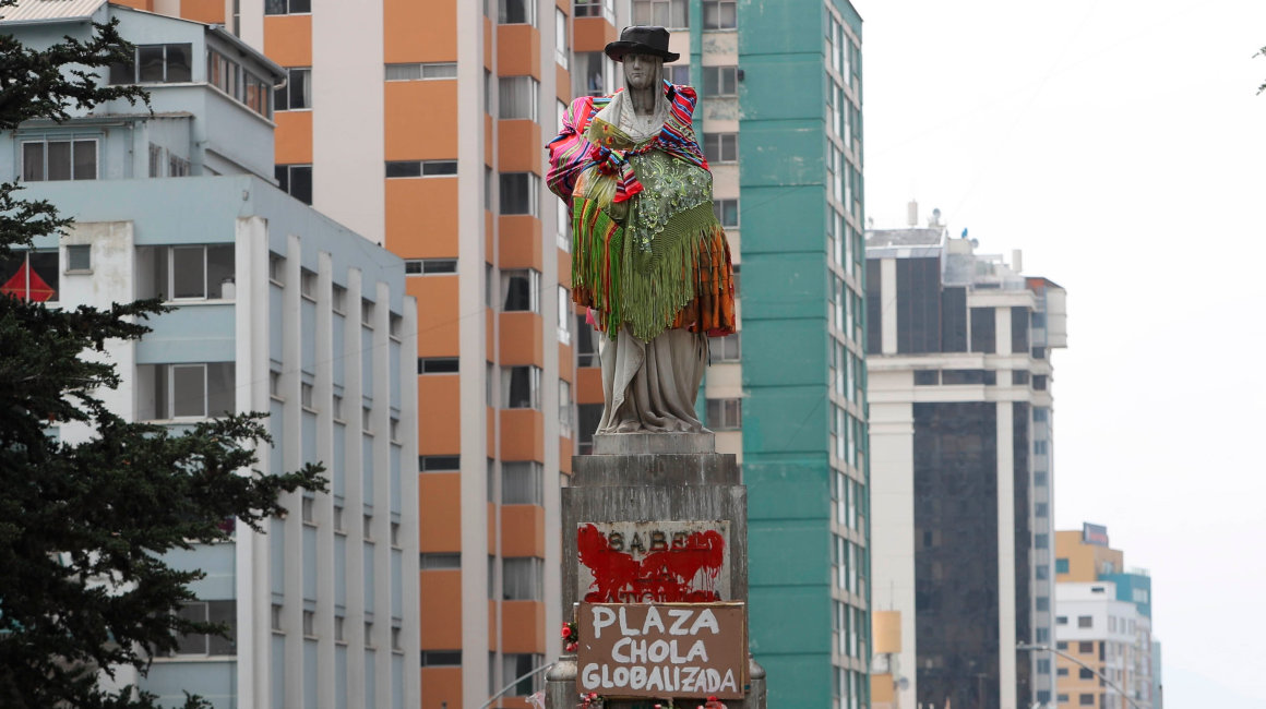 Activistas de grupos feministas lideradas por el colectivo Mujeres Creando vistieron el monumento de Isabel la Católica de 