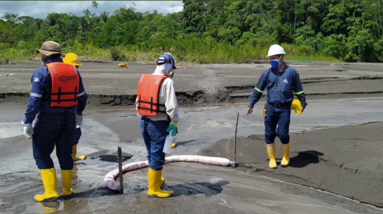El 14 de julio de 2020, personal de Petroecuador y OCP durante las actividades de limpieza por el derrame de hidrocarburo en los ríos Coca y Napo.
