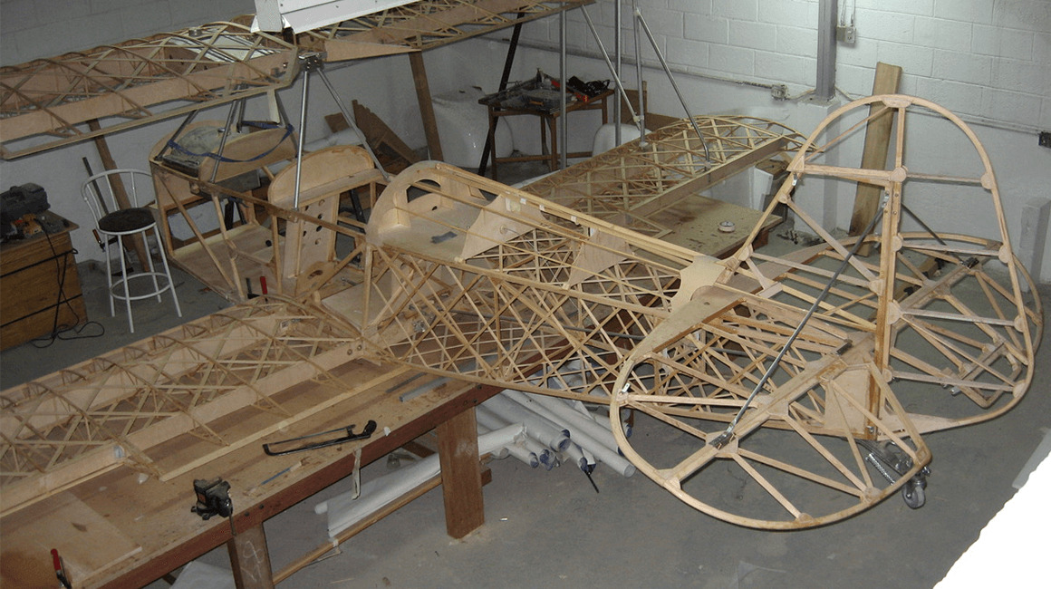 Construcción del avión biplano en el taller.