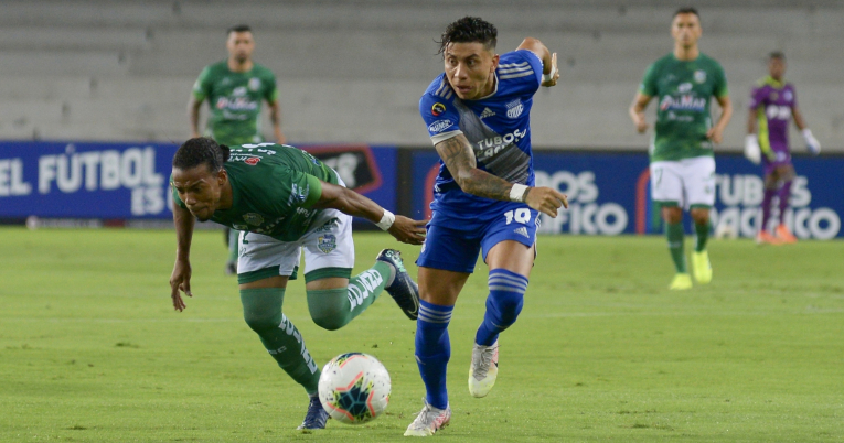 Joao Rojas, de Emelec, elude a un futbolista de Mushuc Runa, el miércoles 14 de octubre de 2020.