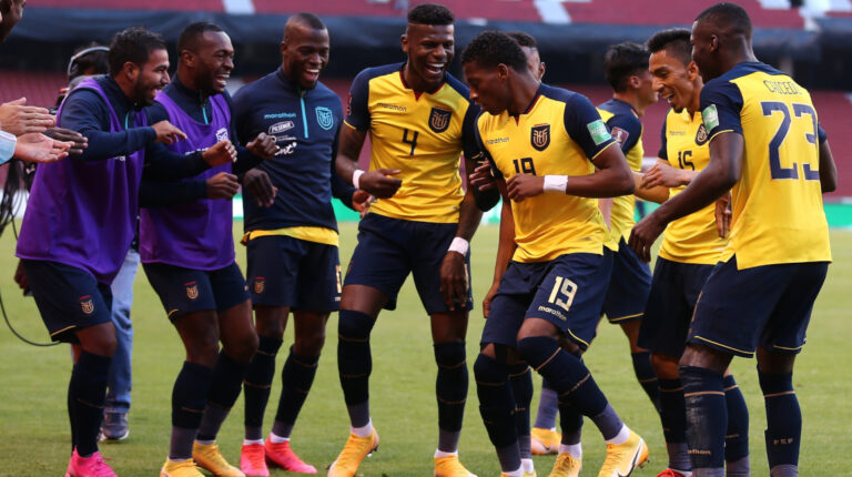 Los jugadores de Ecuador celebran un gol ante Uruguay en el estadio Rodrigo Paz, por las Eliminatorias al Mundial de Qatar, en el partido jugado el 13 de octubre de 2020.