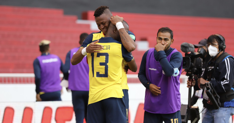 Michael Estrada y Enner Valencia se abrazan después del tercer gol de Ecuador ante Uruguay.