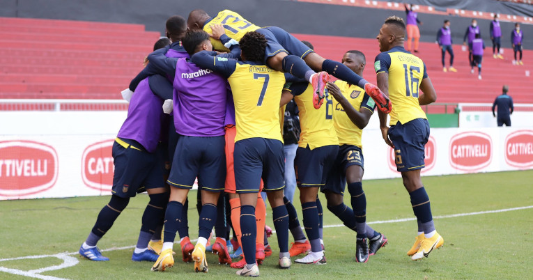 Los futbolistas ecuatorianos celebran el tercer gol marcado por Michael Estrada.