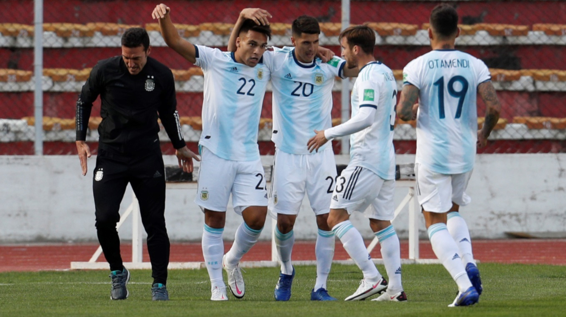 Los jugadores de Argentina celebran uno de los goles en La Paz, ante Bolivia, el martes 13 de octubre de 2020.