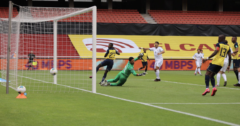 Momento del gol de Moisés Caicedo ante Uruguay, a los 14 minutos.