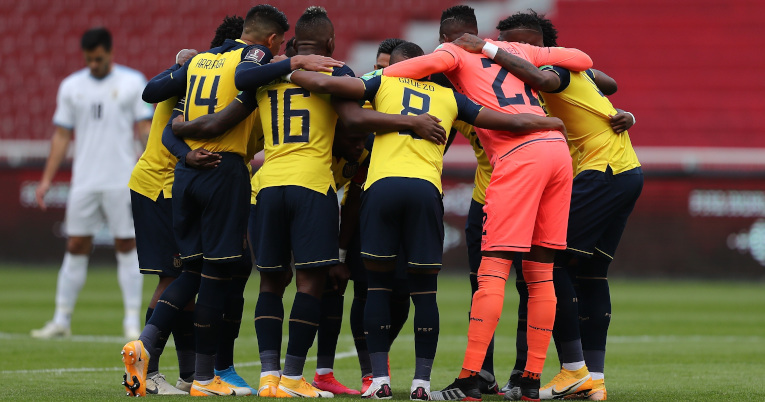 Los futbolistas de Ecuador hablan minutos previos al inicio del partido.