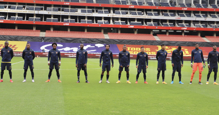 Los futbolistas ecuatorianos durante el himno nacional.
