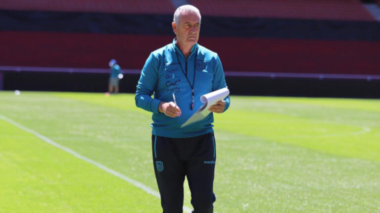 Gustavo Alfaro, durante el entrenamiento de Ecuador en el estadio Rodrigo Paz, el lunes 12 de octubre de 2020.