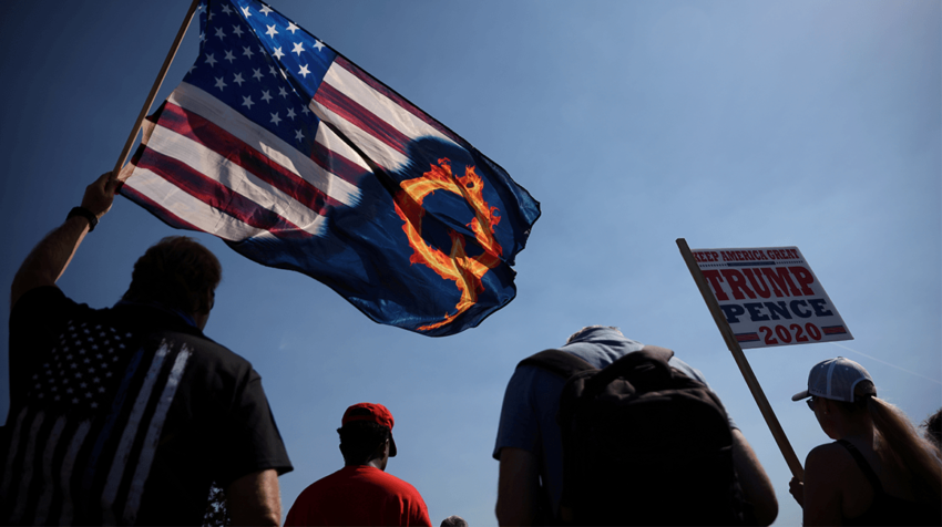 Mitin político de Donald Trump donde aparece una bandera de los Estados Unidos y de la organización QAnon, el 7 de septiembre de 2020 en Oregon.