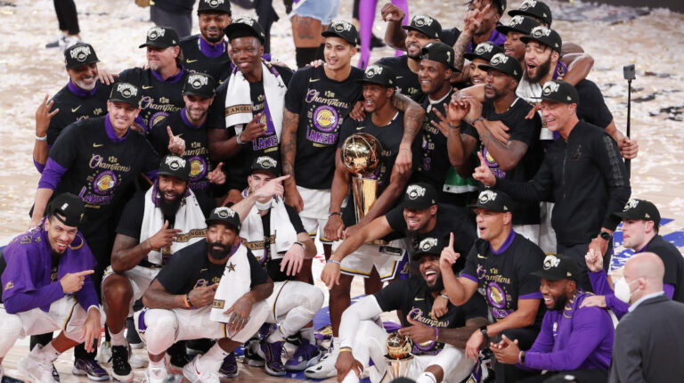 Los Angeles Lakers celebran su título 17 en la historia de la NBA.