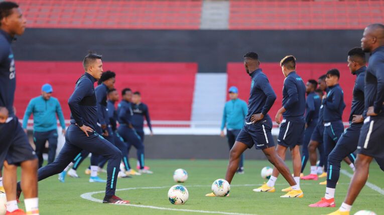 Los futbolistas entrenaron en el estadio Rodrigo Paz Delgado este domingo 11 de octubre.