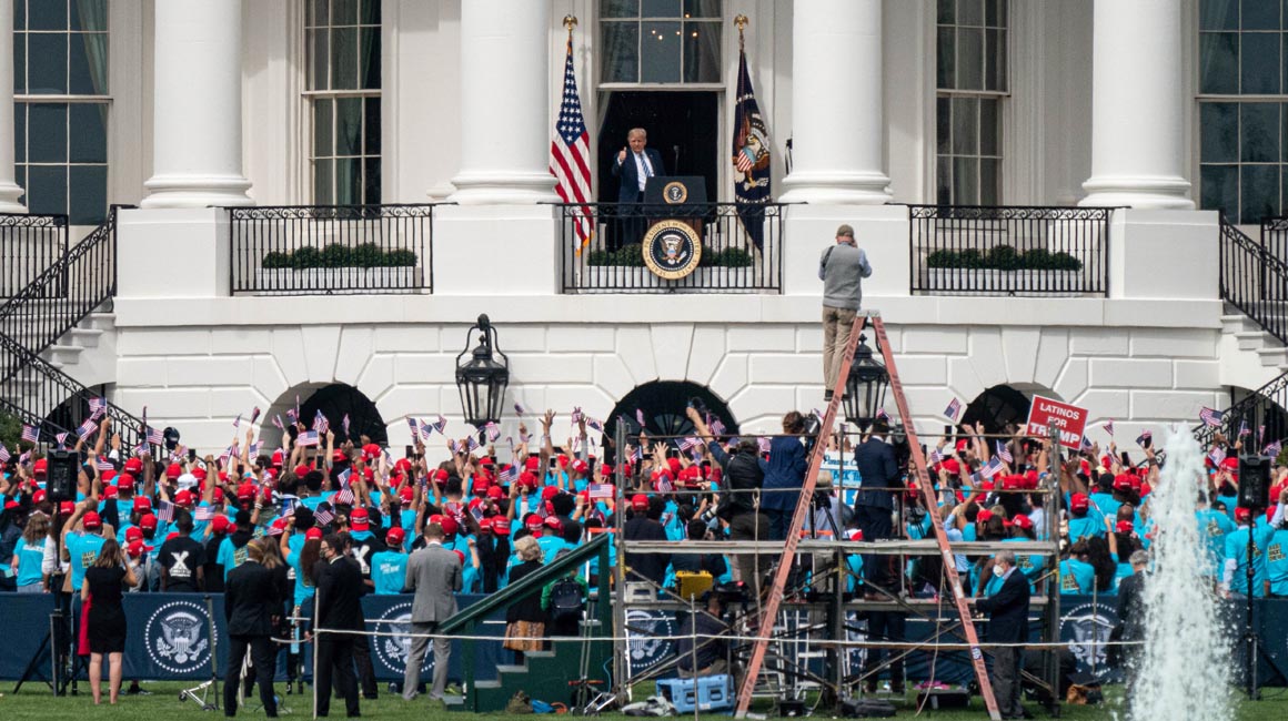 Seguidores del presidente de EEUU, Donald Trump, en los exteriores de la Casa Blanca, el 10 de octubre de 2020.