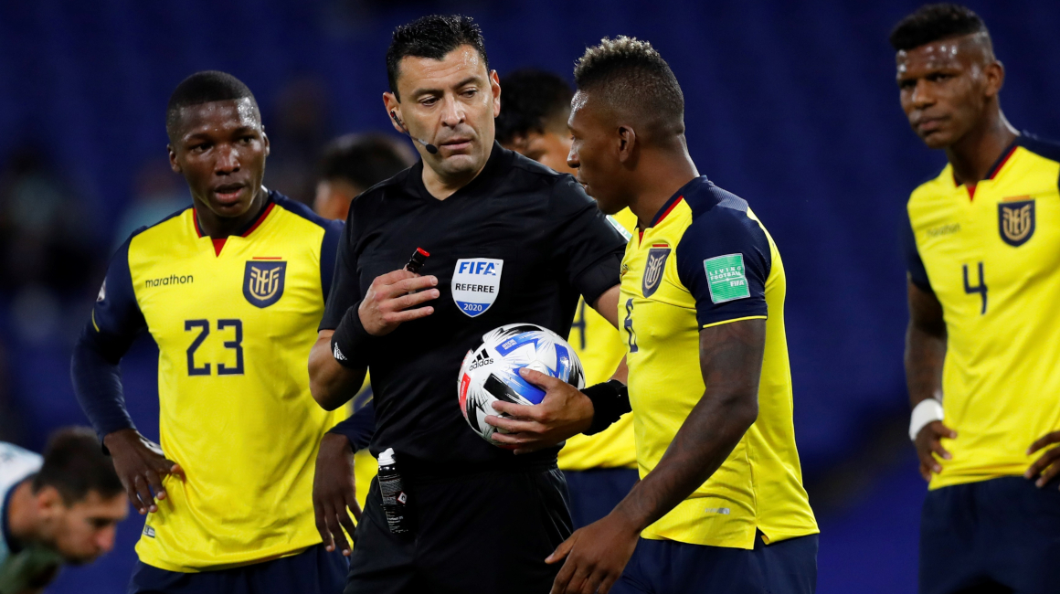 El árbitro chileno Roberto Tobar discute con los jugadores de Ecuador por el penal sancionado ante Argentina, el 8 de octubre de 2020.