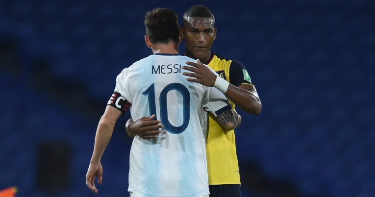 Lionel Messi y Carlos Gruezo saludan al final del partido e intercambiaron camisetas. 