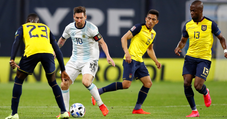 Lionel Messi ante la marca de los jugadores ecuatorianos, en el partido de Eliminatorias.