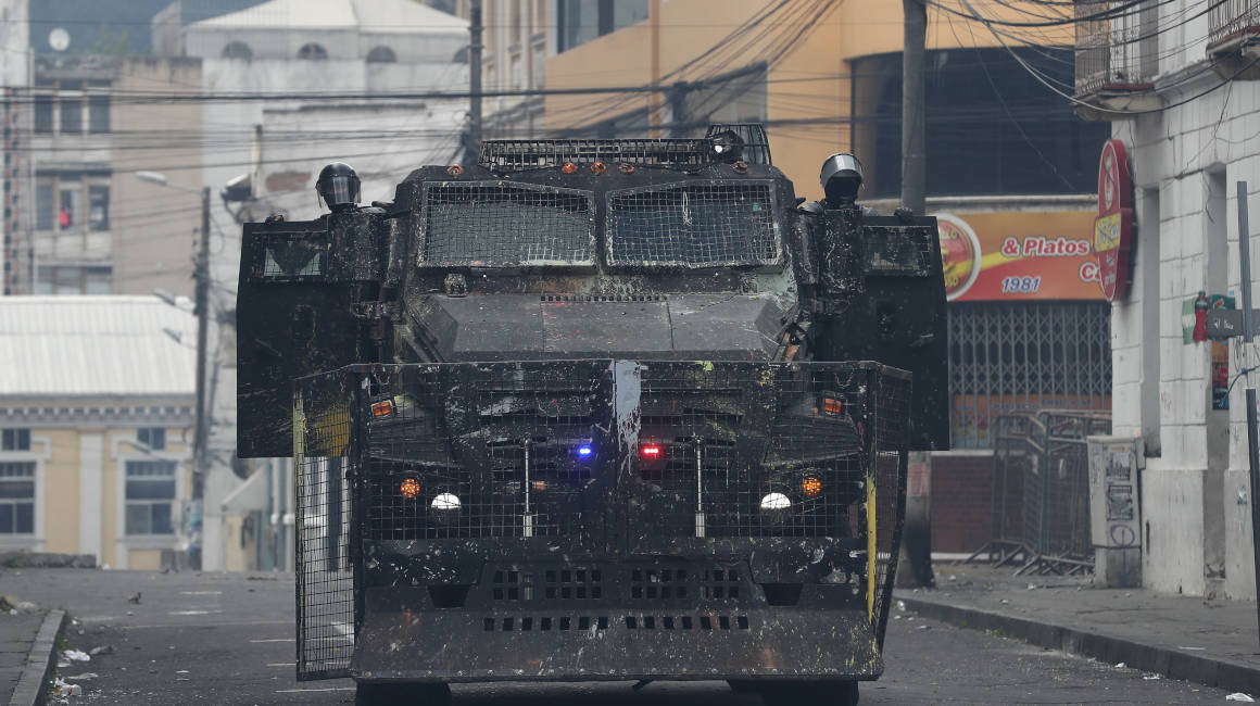 Policías se movilizan en un vehículo blindado durante una jornada de protestas, en octubre de 2019.