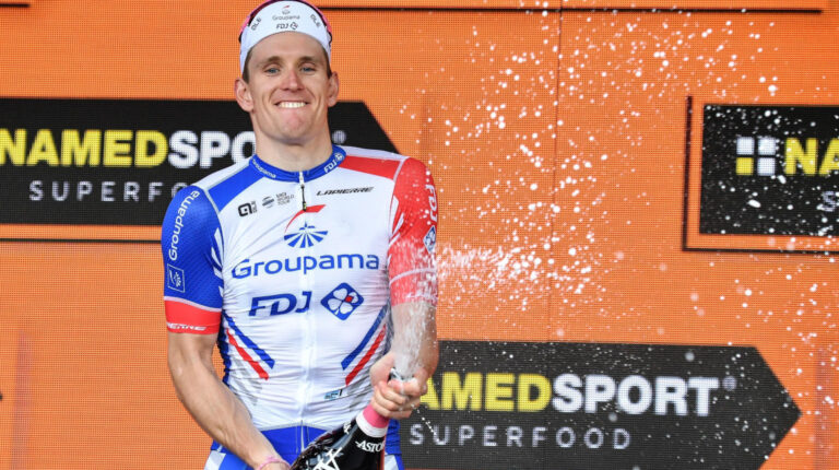 El francés Arnaud Démare se llevó la Etapa 6 del Giro de Italia 2020.