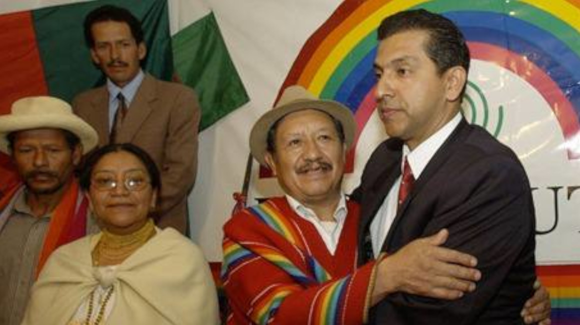 Ninca Pacari y Miguel Lluco con su aliado y candidato presidencial Lucio Gutiérrez, el 16 de julio de 2002.