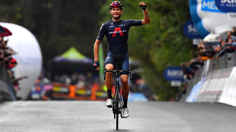 Filippo Ganna celebra su triunfo en la Etapa 5 del Giro de Italia, el miércoles 7 de octubre de 2020.
