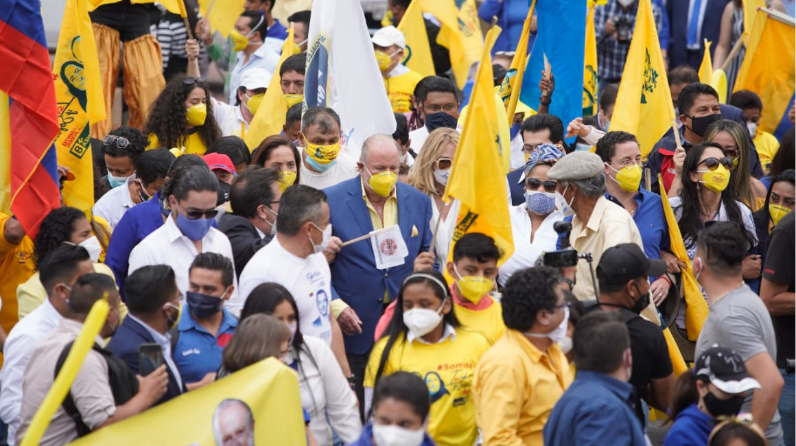 Isidro Romero y Sofía Merino inscribieron su candidatura por el movimiento Avanza este 6 de octubre de 2020 ante el CNE, en Quito.