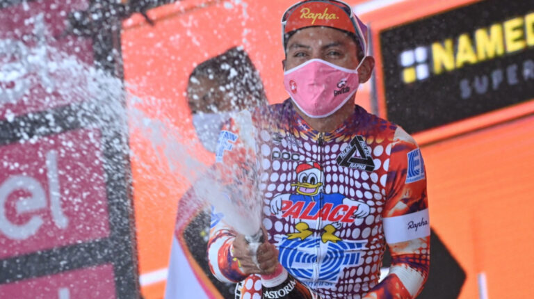 Jonathan Caicedo celebra el triunfo en la Etapa 3 del Giro de Italia, el lunes 5 de octubre de 2020.
