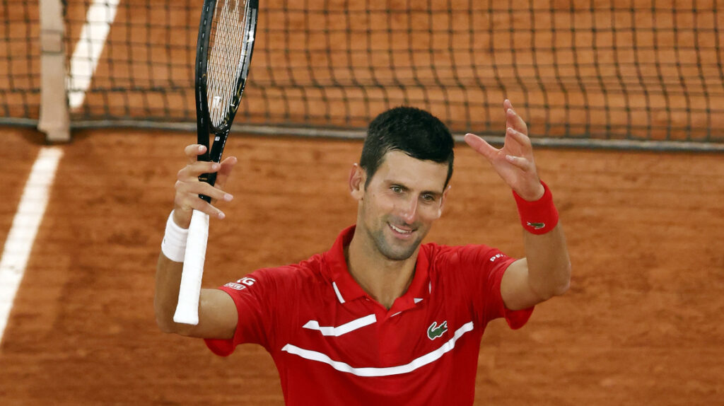 Djokovic avanzó a cuartos y otra vez golpeó sin intención a un juez