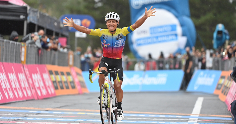 Jonathan Caicedo celebra el triunfo en la Etapa 3 del Giro de Italia, el lunes 5 de octubre de 2020.
