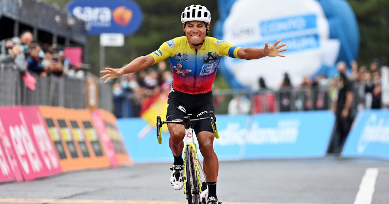 Por ser el actual campeón nacional, Jonathan Caicedo viste el maillot amarillo, azul y rojo. Con esa camiseta ganó la Etapa 3 del Giro de Italia, el 5 de octubre de 2020. 