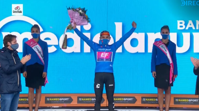 Jonathan Caicedo es premiado como líder de la montaña, después de ganar la Etapa 3 del Giro de Italia.