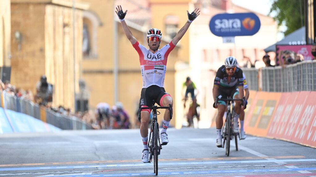 Diego Ulissi vence en el sprint final de la segunda etapa del Giro