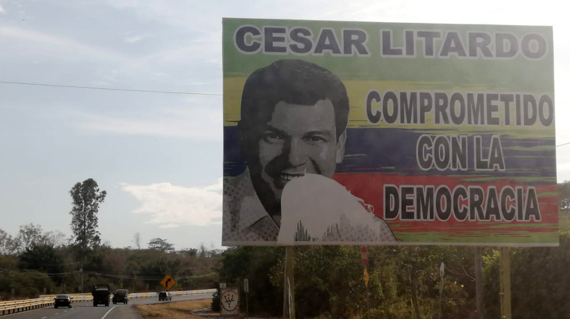 Una valla con la cara del candidato a la Asamblea César Litardo, en la vía a la Costa, en Guayas.