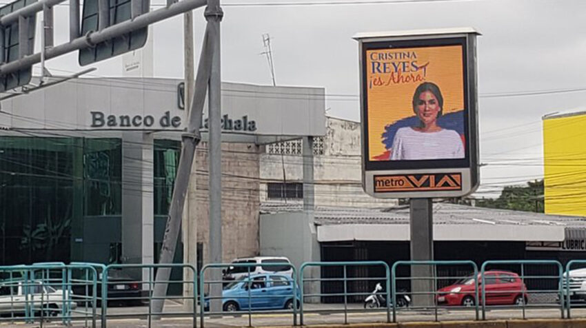 Vallas a favor de la fallida candidatura de Cristina Reyes a la Presidencia, en Guayaquil.