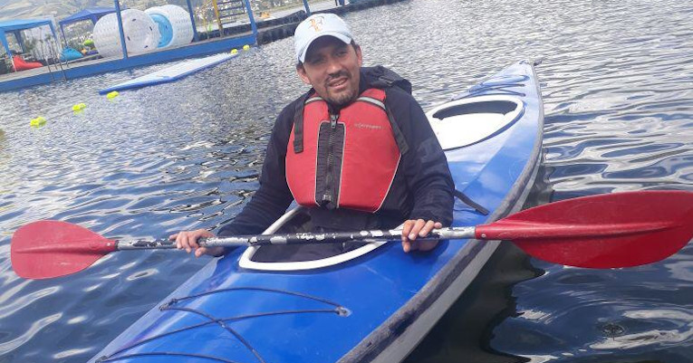 Rubén Frías subido en un kayak, en Quito.