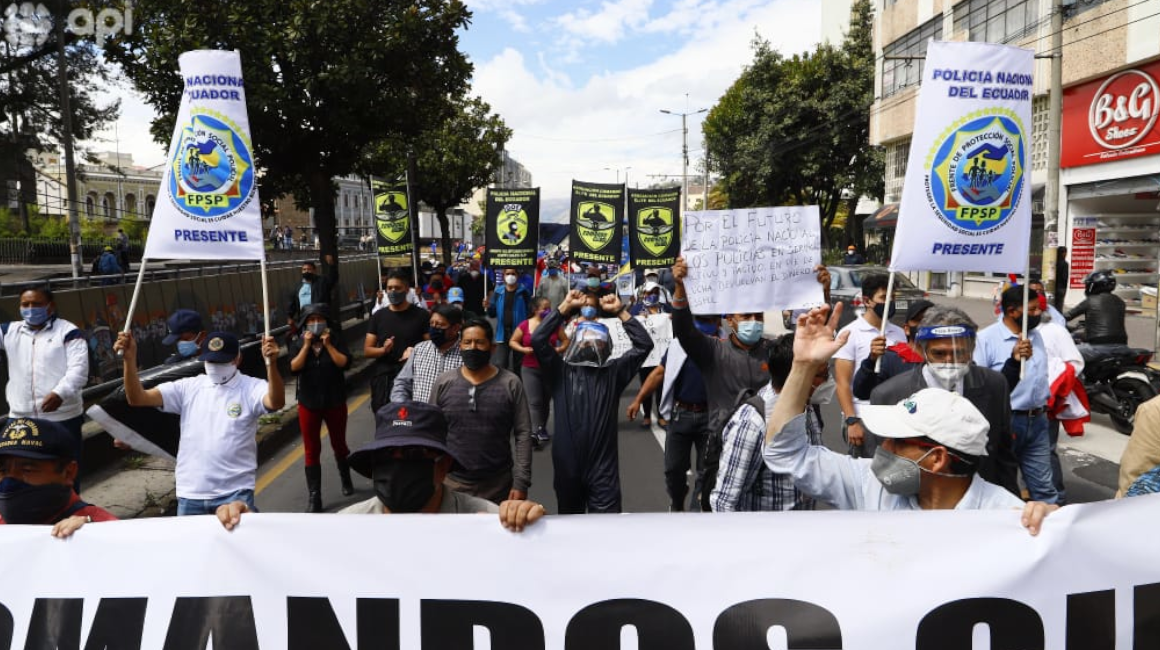 Policías en servicio pasivo protestaron en Quito este 2 de octubre de 2020 por los malos manejos en el Isspol.