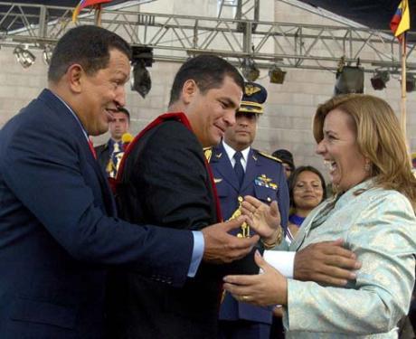 Hugo Chávez, Rafael Correa y Guadalupe Larriva durante un evento en 2007.