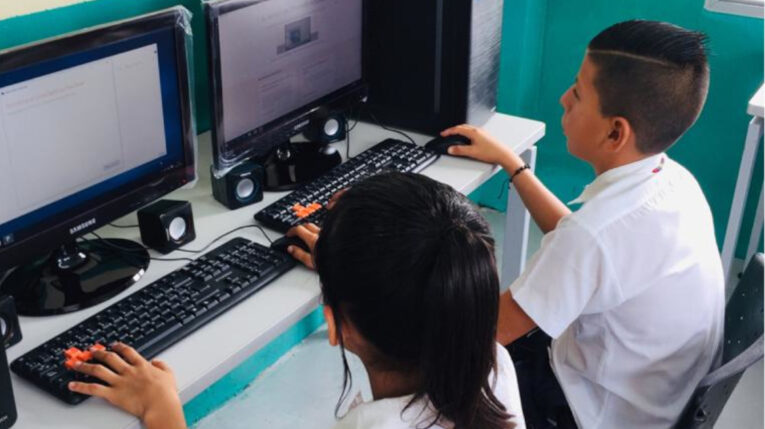 Imagen referencial. Niños en una escuela en Manabí, el 10 de marzo de 2020. 