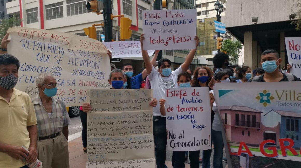 Los clientes de Centridagsa protestaron el 1 de octubre de 2020 en el centro de Guayaquil.