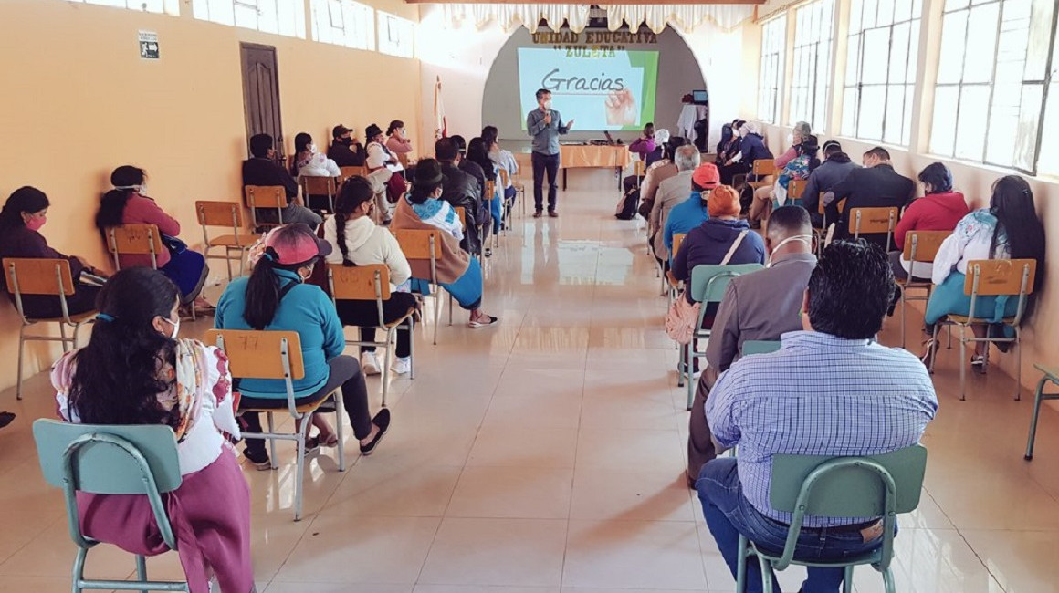 Reunión de padres de familia y autoridades educativas en la Unidad Zuleta, de Ibarra, el 29 de septiembre de 2020.