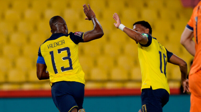 Enner Valencia (i) y Gonzalo Plata (d) de Ecuador celebran un gol ante Bolivia en la Fecha 11 Eliminatorias al Mundial de Catar, el jueves 7 de octubre de 2021.