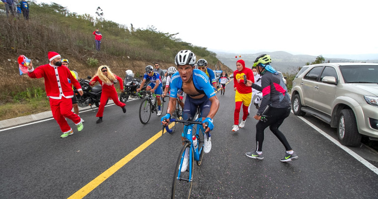 El ciclista Jorge Montenegro se esfuerza en una subida durante la Etapa 4 de la Vuelta al Ecuador.