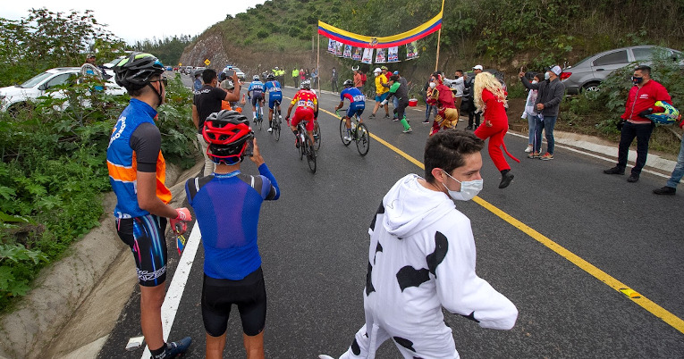 Los aficionados salieron a la carretera para apoyar a los ciclistas en la Etapa 4 de la Vuelta al Ecuador.