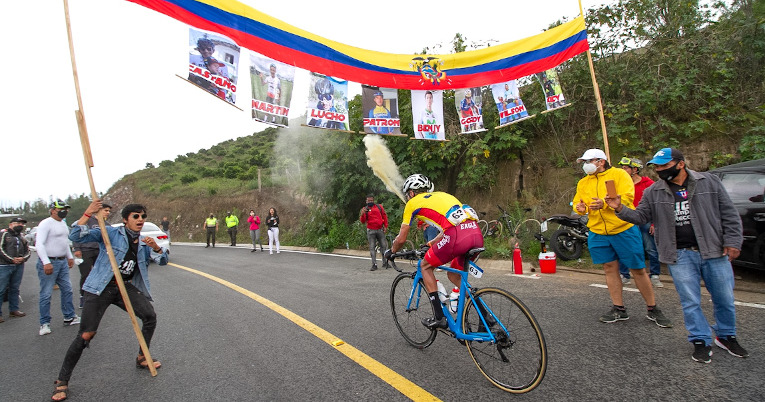 Los aficionados salieron a la carretera para apoyar a los ciclistas en la Etapa 4 de la Vuelta al Ecuador.