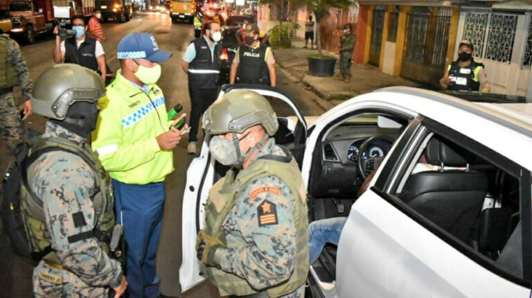 Efectivos de las Fuerzas Armadas, la Policía Nacional y la ATM realizan un control de armas, en el suburbio de Guayaquil, el 30 de noviembre de 2020.