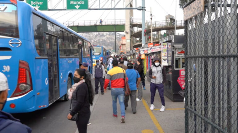 Personas esperan un bus en el sector de Carapungo, en el norte de Quito, el 12 de noviembre de 2020.