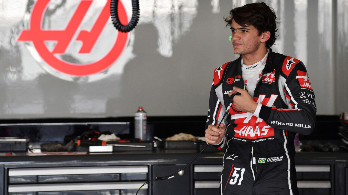 Pietro Fittipaldi, piloto de pruebas y reserva del equipo Haas, además de nieto del mítico Emerson Fittipaldi, será el sustituto del francés Romain Grosjean en la penúltima carrera de la temporada de Fórmula Uno.