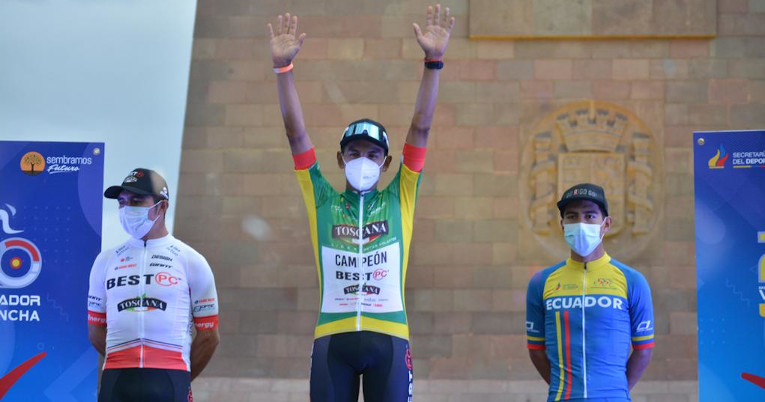 Santiago Novoa levanta los brazos y festeja su título como campeón de las metas volantes en la Vuelta al Ecuador.