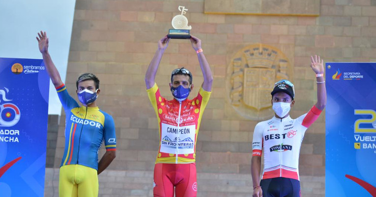 Joel Burbano celebra su título como campeón de la montaña en la Vuelta al Ecuador.
