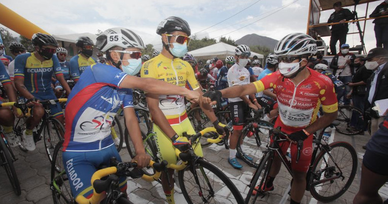 Richard Huera, Santiago Montenegro y Joel Burbano saludan antes de iniciar la Etapa 6 de la Vueltal.