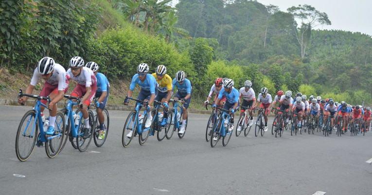 Una parte del pelotón, durante la Etapa 4 de la Vuelta al Ecuador.